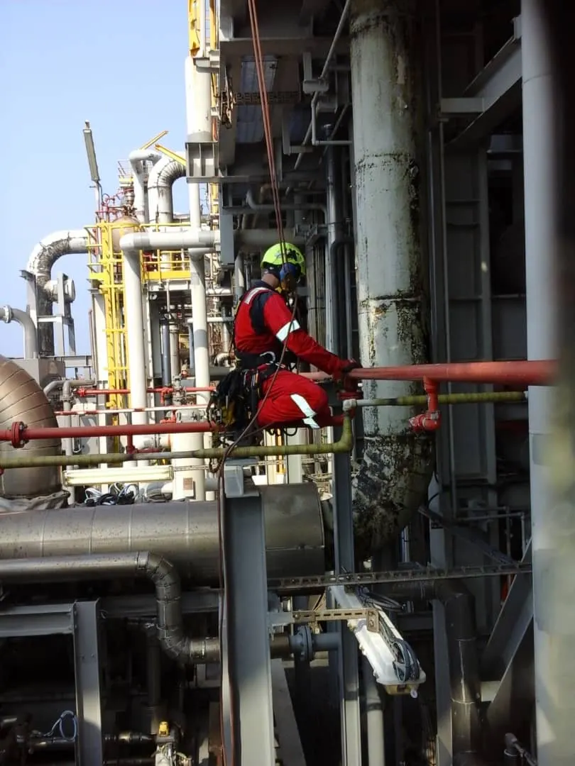 Technik w dostępie linowym przy instalacji rurociągów