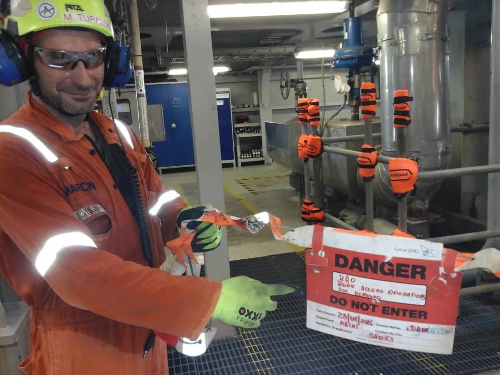 Technik RAO zakłada zawieszkę blokady DANGER - DO NOT ENTER