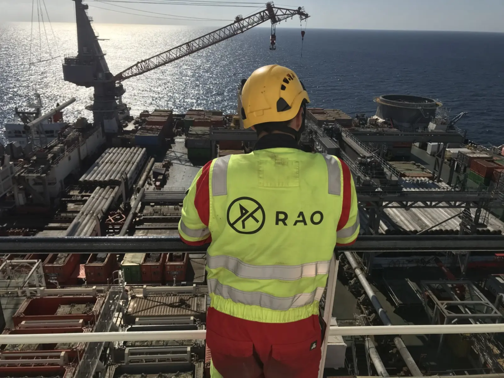 Technicien RAO observant le pont d’une unité offshore