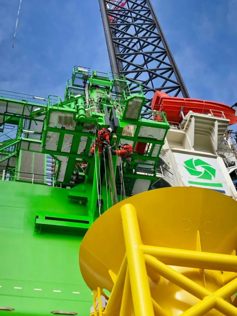Techniciens cordistes sur la structure verte d’une unité offshore