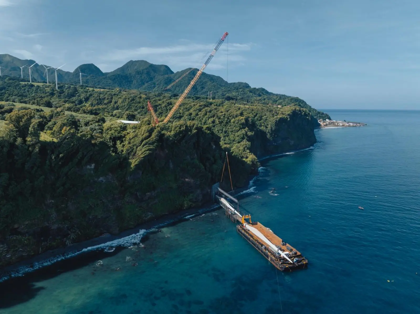 Barka z ładunkiem u wybrzeża podczas projektu heavy lift