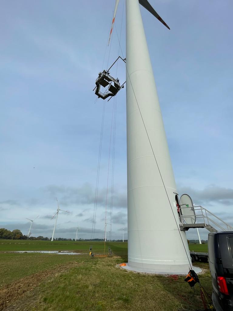 Platforma robocza zawieszona przy wieży turbiny wiatrowej